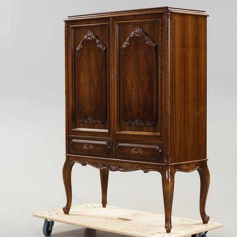 SKÅP, rokokostil, Blomstermåla Möbelfabrik, 1900-talets andra hälft.