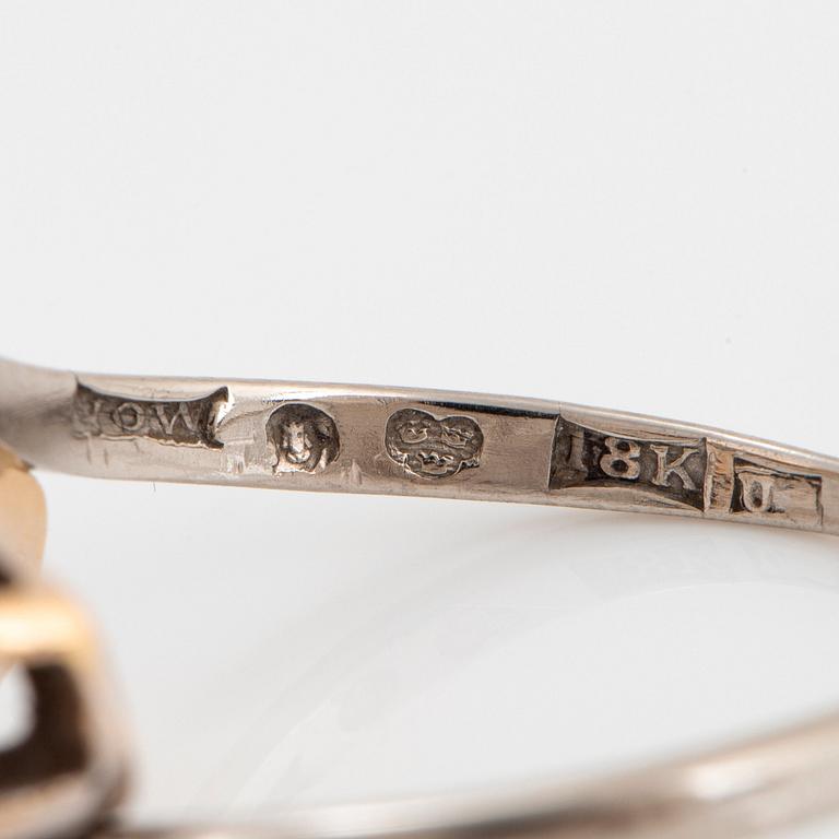 Ring 18K vitguld med två runda briljantslipade diamanter och två odlade pärlor.