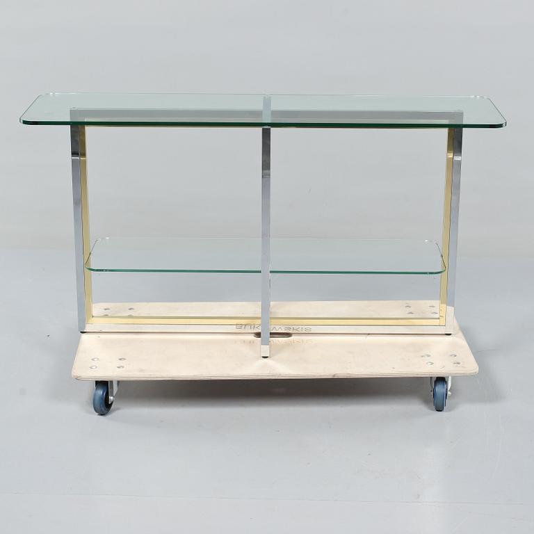 SIDEBOARD. 1900-talets fjärde kvartal.