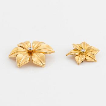 Four 18K gold brooches.