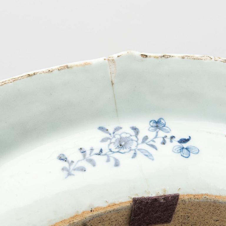 A Chinese Qianlong porcelain plate.