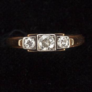 RING, guld 18K samt tre diamanter, A. Tillander, Helsingfors 1947. Vikt ca 3,8.