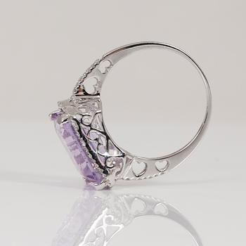 RING, 14K vit guld med smaragdslipad ametist, ca 4,71 ct och små diamanter. Vikt ca 2,88 g.