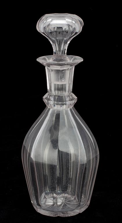 KARAFFER, 3 st, och BRÄNNVINSHUND, glas, 1900-talets första hälft.