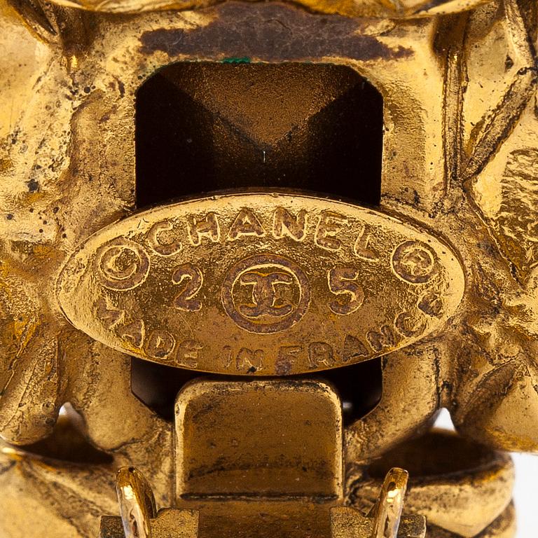 Chanel, korvakorupari, kullanväristä metallia, korukivi. Merkitty Chanel 2 5 Made in France.