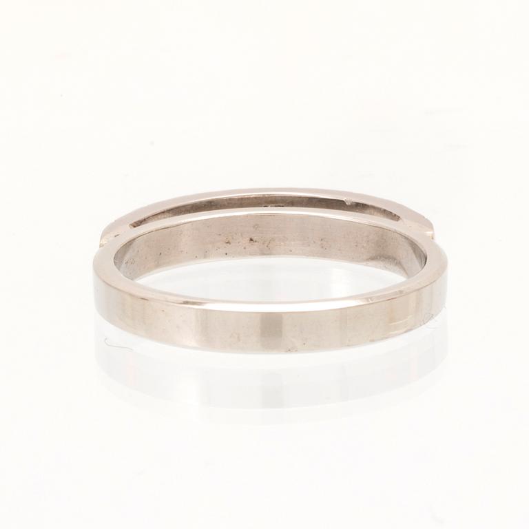 An 18K white gold ring set with round single cut dimamonds.