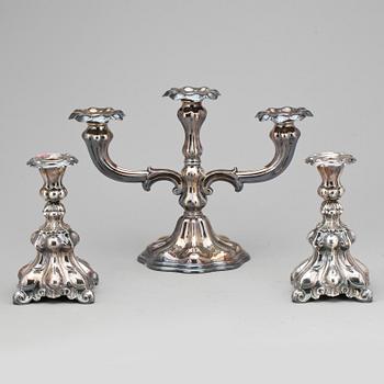 KANDELABER, nysilver respektive LJUSSTAKAR, ett par, silver, rokokostil, svenska importstämplar, 1900-tal.