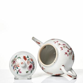 Tekannor, två stycken, kompaniporslin. Qingdynastin, Qianlong (1736-95).