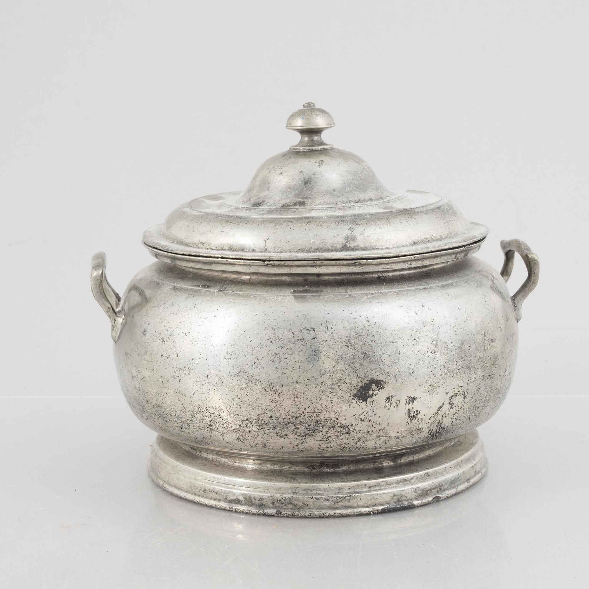 A pewter dish with cover, 19th century.