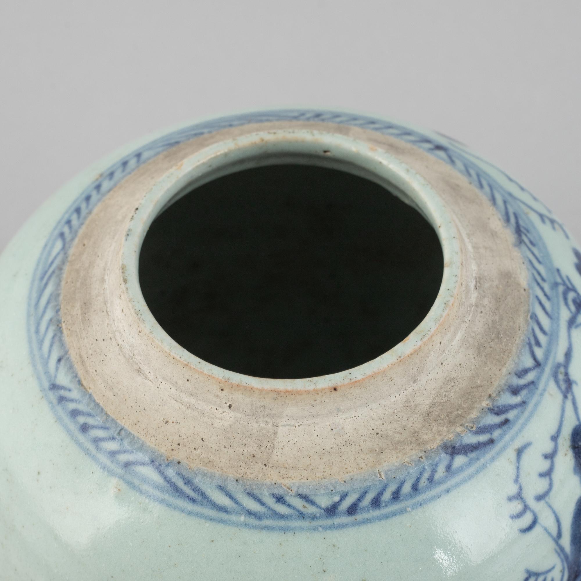 A porcelain flask and urn with cover, China, Qing dynasty, 19th century.