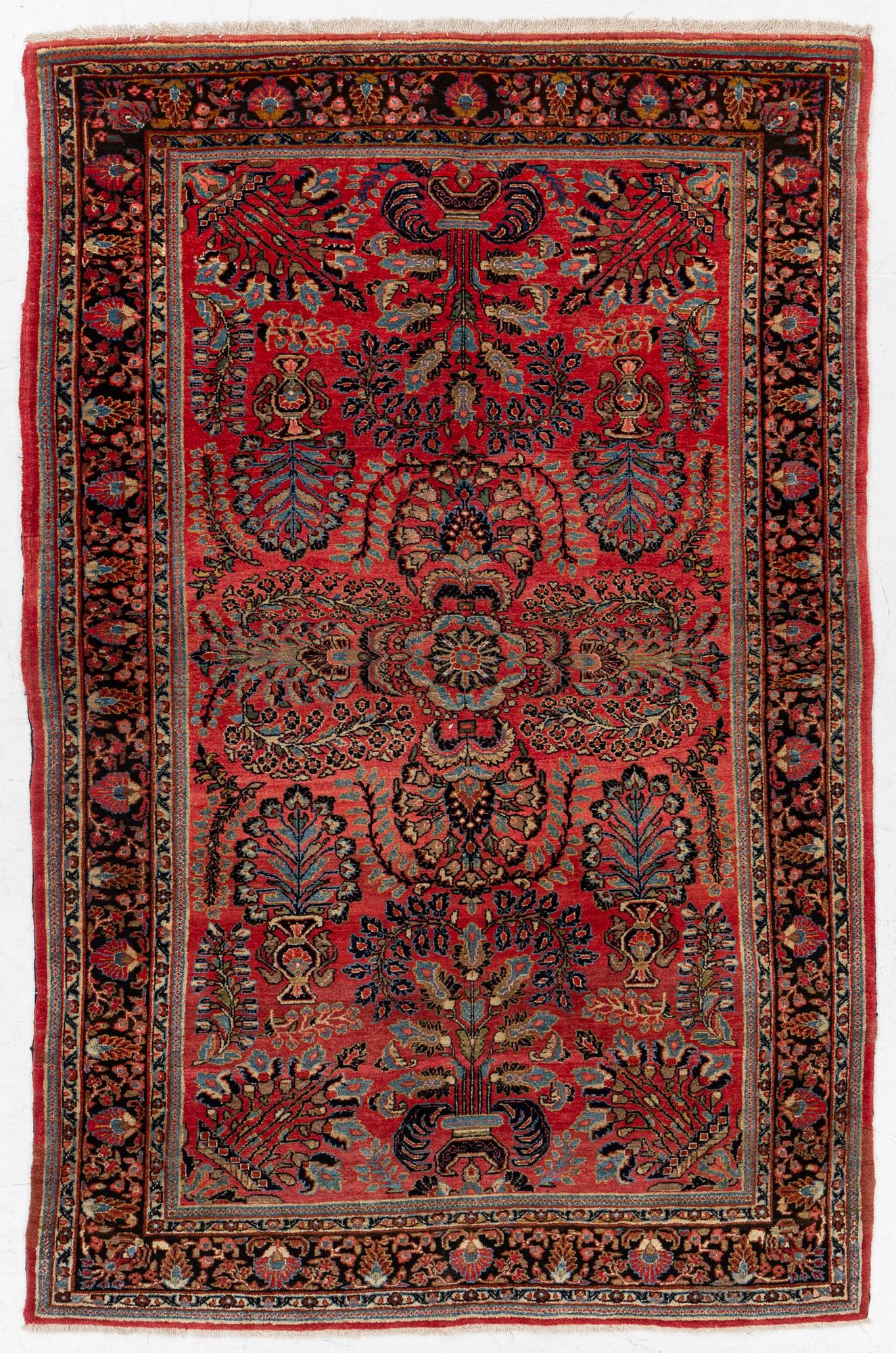 A semi-antique 'Mahajiran' Sarouk carpet, c 275 x 185 cm.