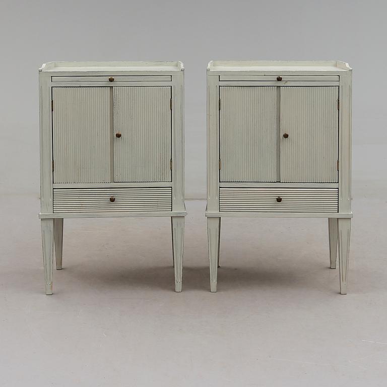 SÄNGBORD, 1 par, gustaviansk stil, 1900-talets andra hälft.