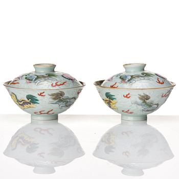 A pair of porcelain cups with covers, Qing dynasty, 19th Century.