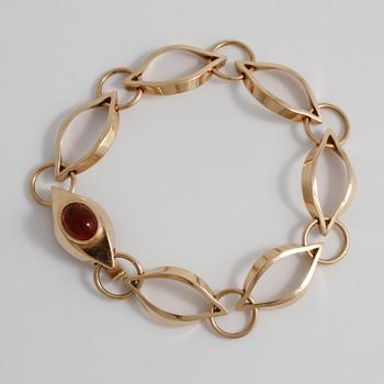 ANDERS HÖGBERG, Göteborg, 1963, a cabochon cut citrine brqacelet.