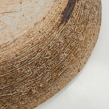 Annikki Hovisaari, skålfat, chamotterat stengods, signerad AH Arabia.