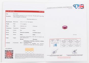 RING med en ca 12.60 ct burmesisk rubin samt triangulärt facettslipad diamant ca 0.91 ct, certifikat från GCS.