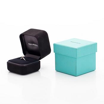 Tiffany & Co, ring, solitär, platina med en briljantslipad diamant.