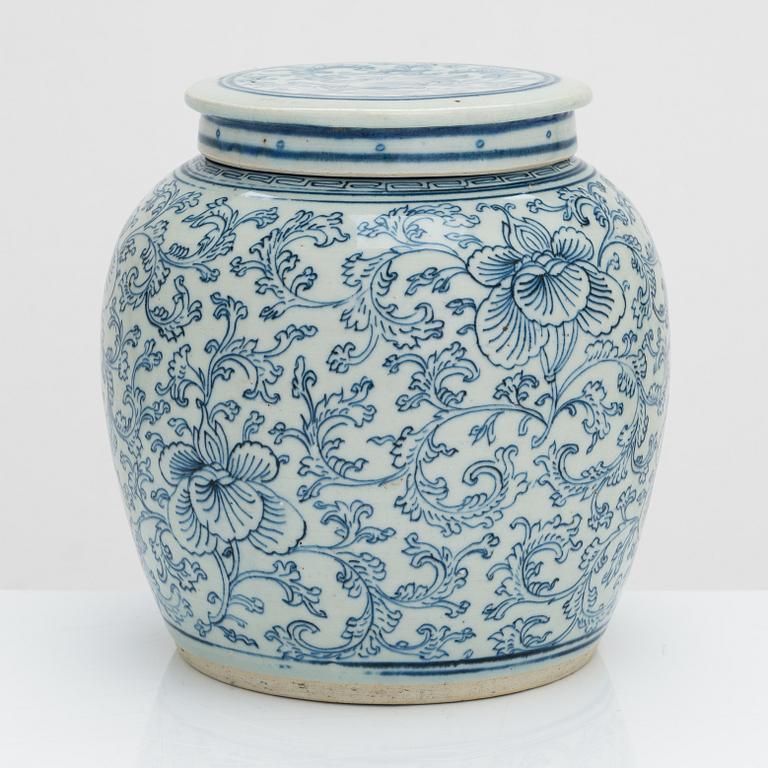 A blue and white jar with cover, late Qing dynasty, end of 19th century.