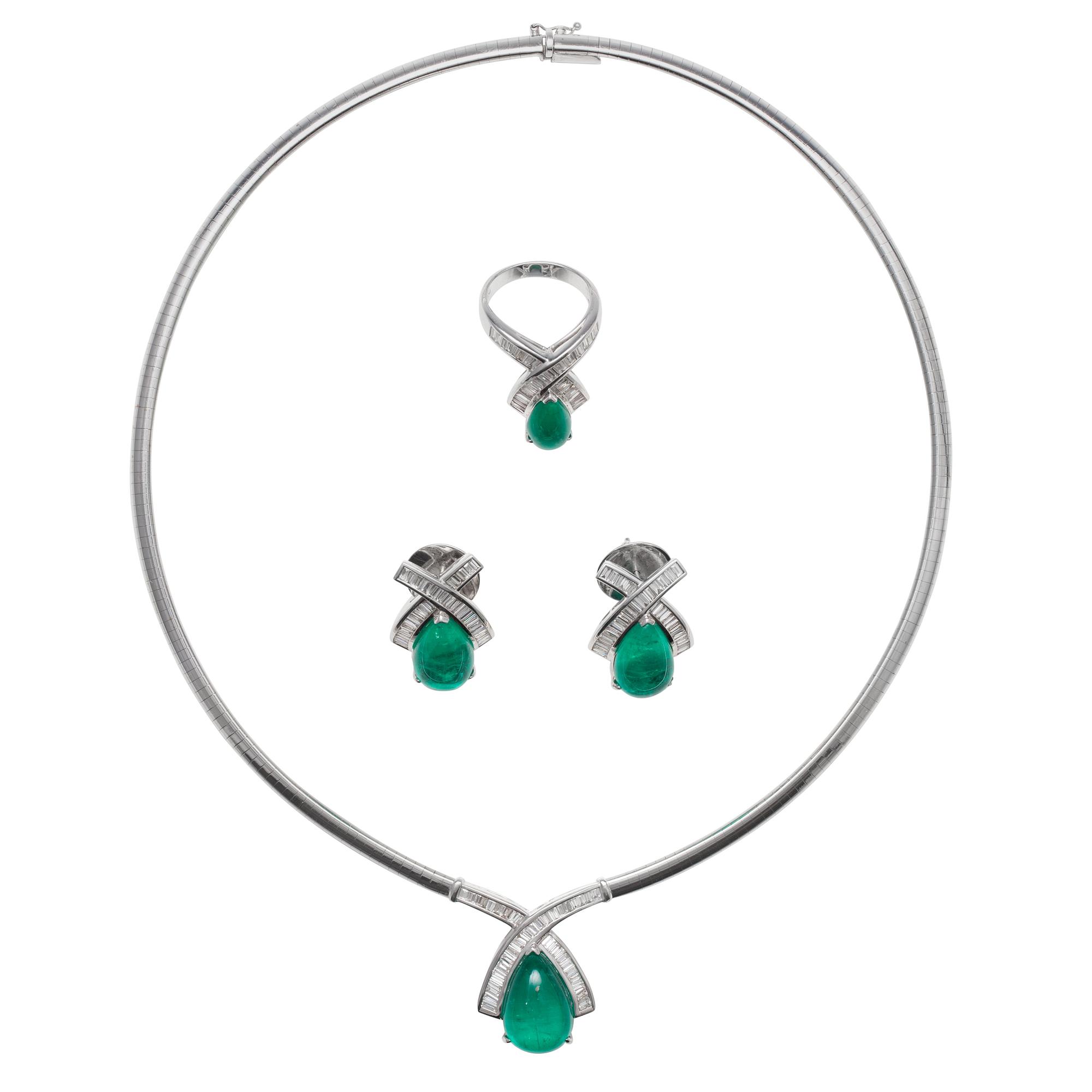 GARNITYR, 3 delar. Halsband, ring och örhängen. Baguetteslipade diamanter 5.8 ct. Droppslipade smaragder 20.9 ct.
