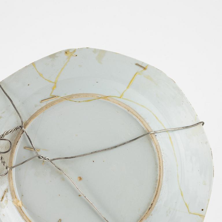 Tallrikar, 5 st, samt bärtallrikar, 2 st, porslin, Kina, Qianlong (1736-95).