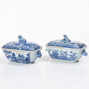 Fat samt smörterriner med fat, 2 st, porslin, Kina, Qianlong (1736-95).