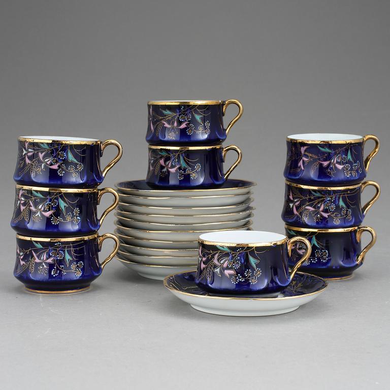 KAFFEKOPPAR MED FAT, 9 st, porslin, Kusnetzoff, Ryssland, omkring sekelskiftet 1900.