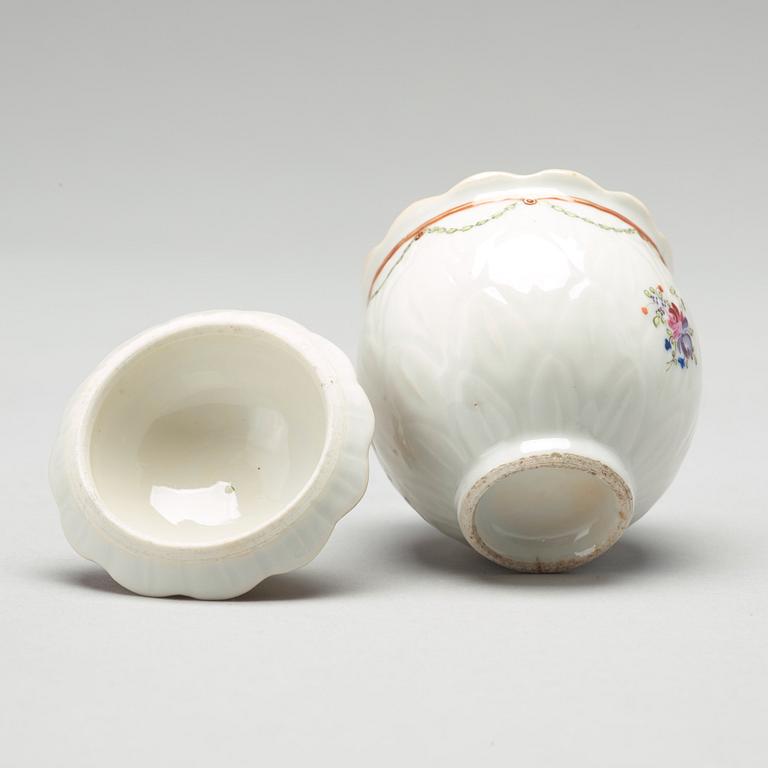 SERVISDELAR, 19 stycken, kompaniporslin. Qingdynastin, Qianlong (1736-96).
