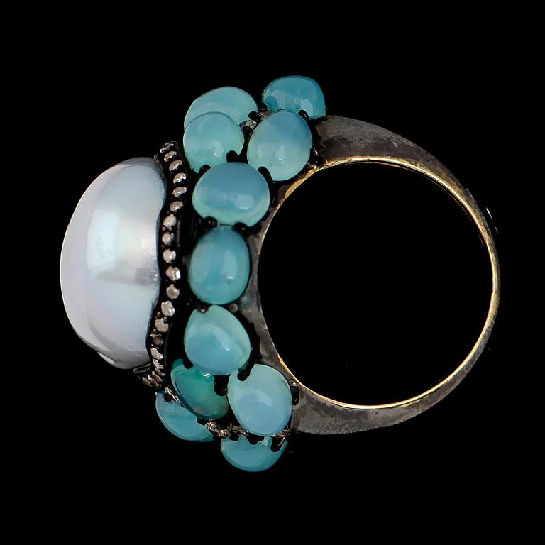 RING, silver, diamanter tot ca 0.79 ct, opaler samt odlad pärla.