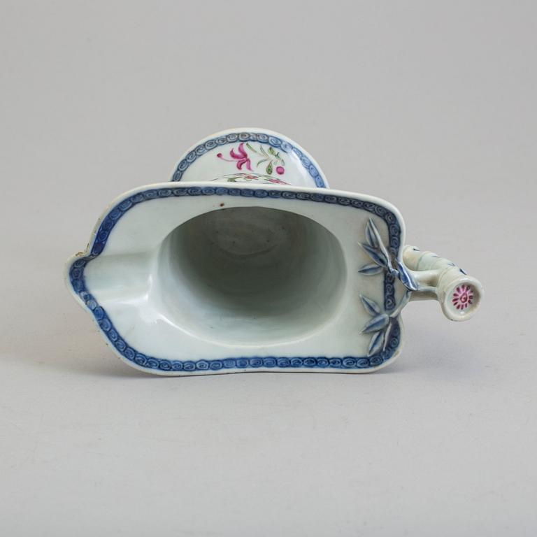 A famille rose and underglazed blue and white export porcelain saucer, Qing dynasty, Qianlong (1736-95).