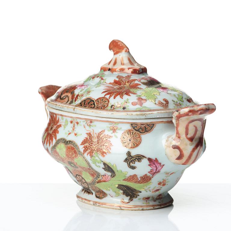 SMÖRTERRIN med LOCK, kompaniporslin. Qingdynastin, Qianlong (1736-95).