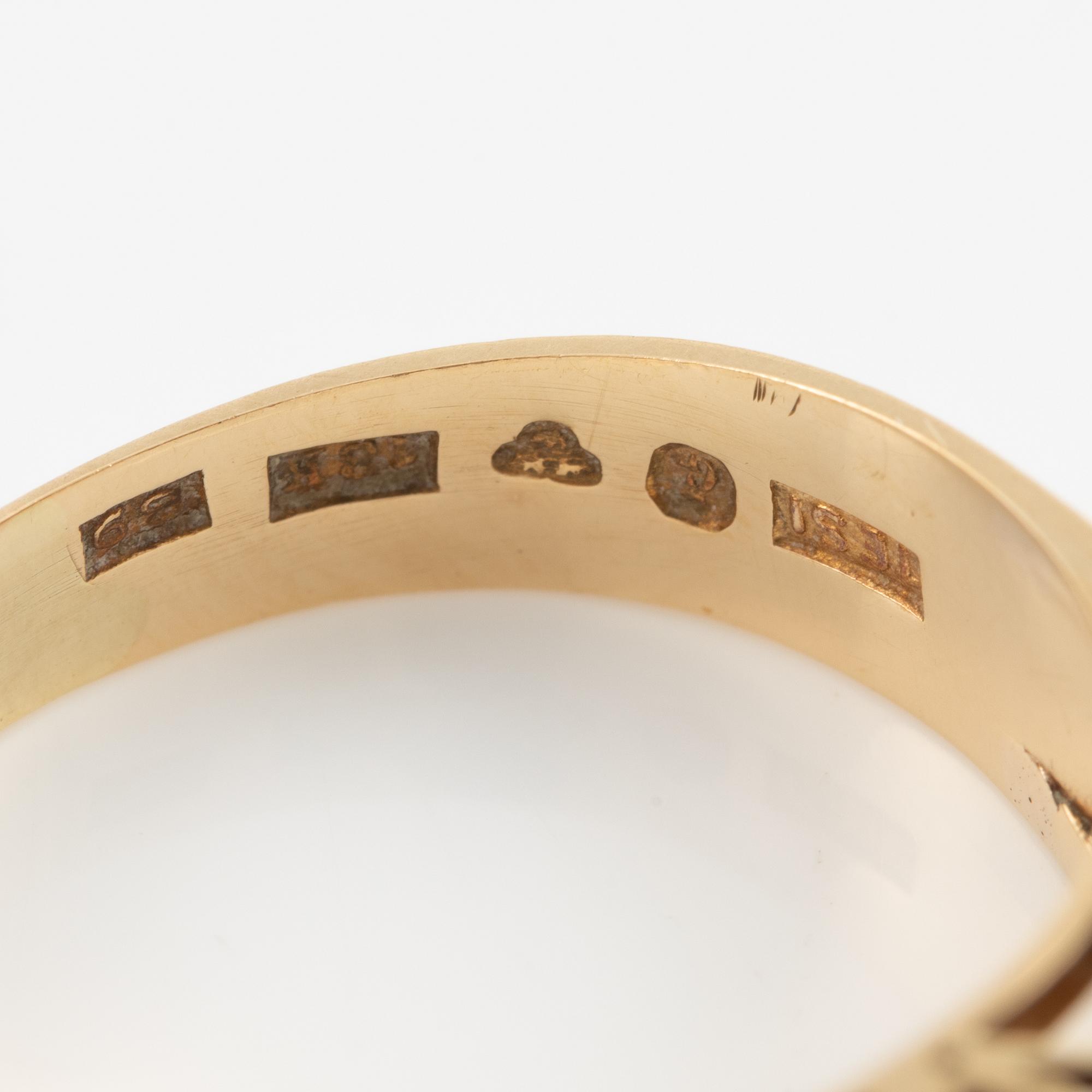 Ring 18K gold with cabochon-cut sapphire and white stones.