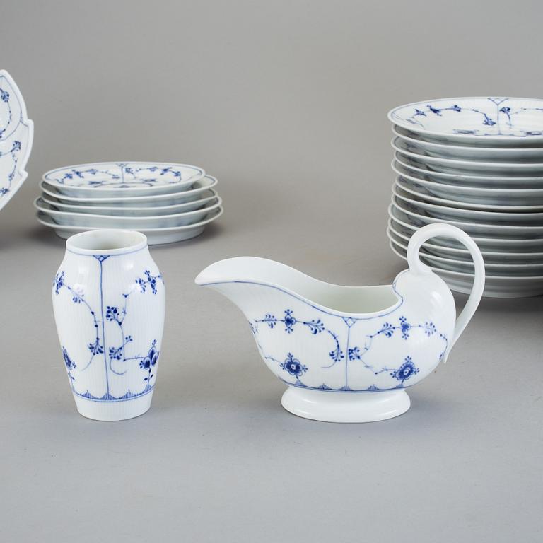 SERVISDELAR, 53 delar, porslin, "Musselmalet", Royal Copenhagen.