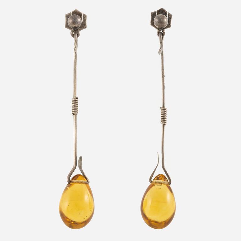 Vivianna Torun Bülow-Hübe, collier och örhängen, silver med bärnstensfärgade glasdroppar.
