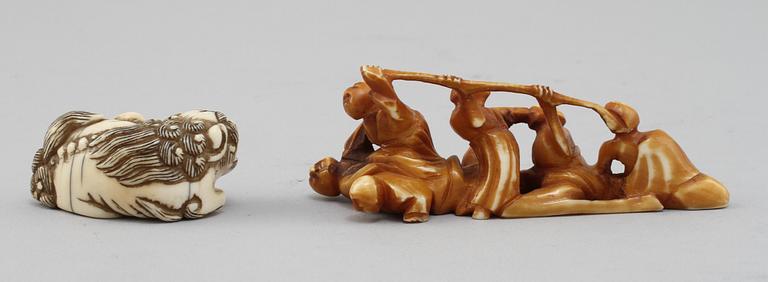 NETSUKES, 2 st, ben, Japan, 1900-talets första hälft.