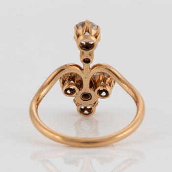 A 14K gold ring set with old- and rose-cut diamonds with a total weight of ca 0.75 ct.