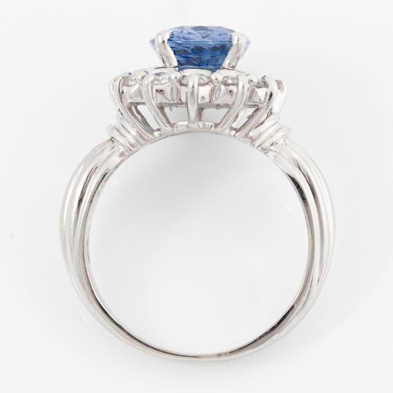 Ring, platinum with a sapphire and brilliant-cut diamonds.