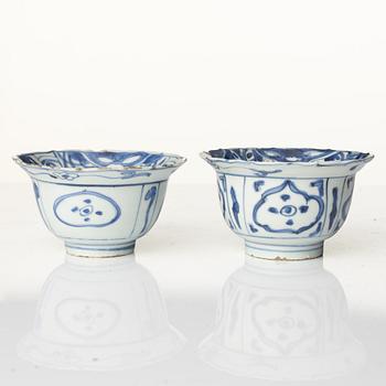 A group of four blue and white bowls, 17/18th century.