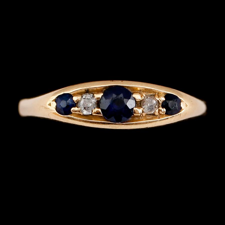 RING, 18 k guld, med 3 safirer och små diamanter, England, 1900-talets första hälft. Vikt ca 2 gram.
