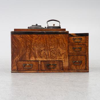 Hibachi (bordsgrill), trä och metall, med tekanna och kittel samt ställ, Japan, Meiji (1868-1912).