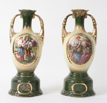 HÄNKELVASER, ett par, flintgods, England, 1900-tal.