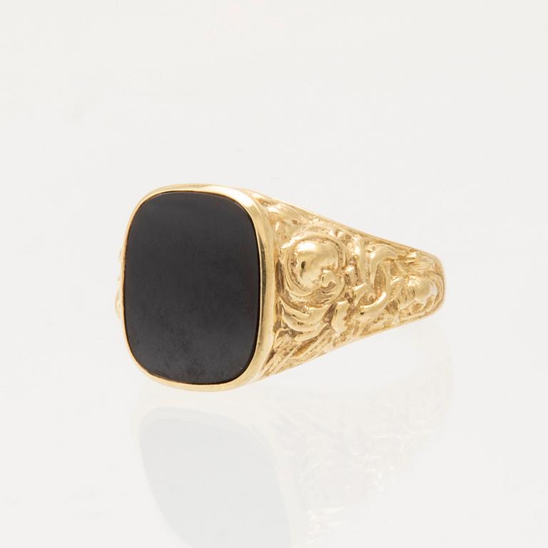 Ring/signet ring in 9K gold with a black polished stone.