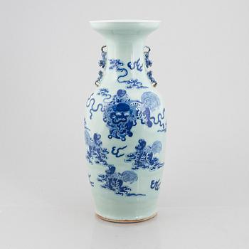 A Chinese porcelain vase, Qing dynasty, 19th Century.