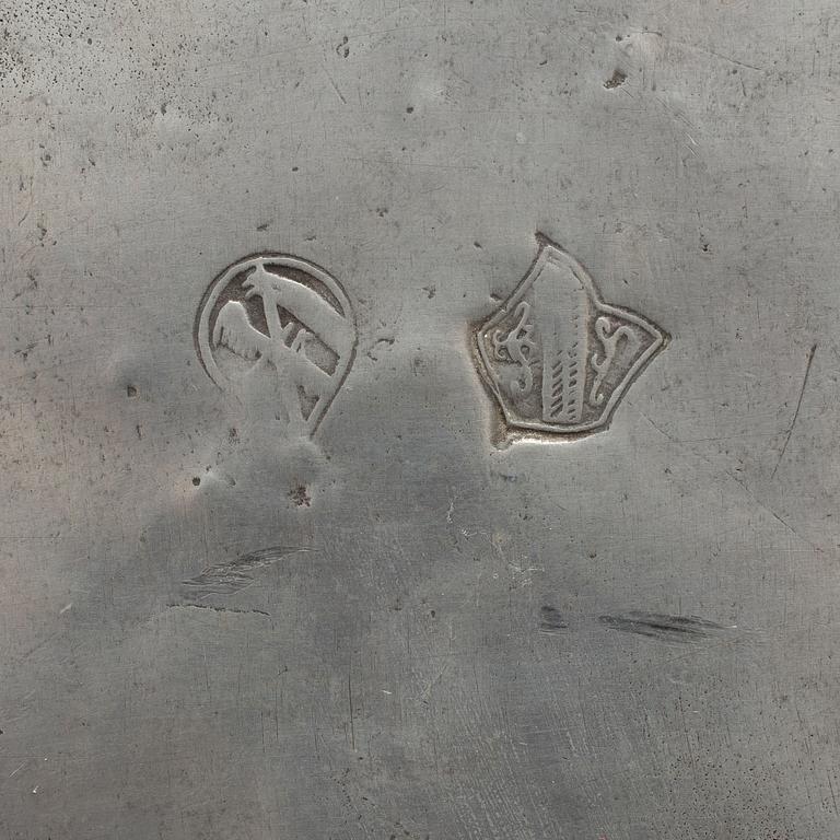 VIGVATTENSKÅL, tenn, 1700-tal.