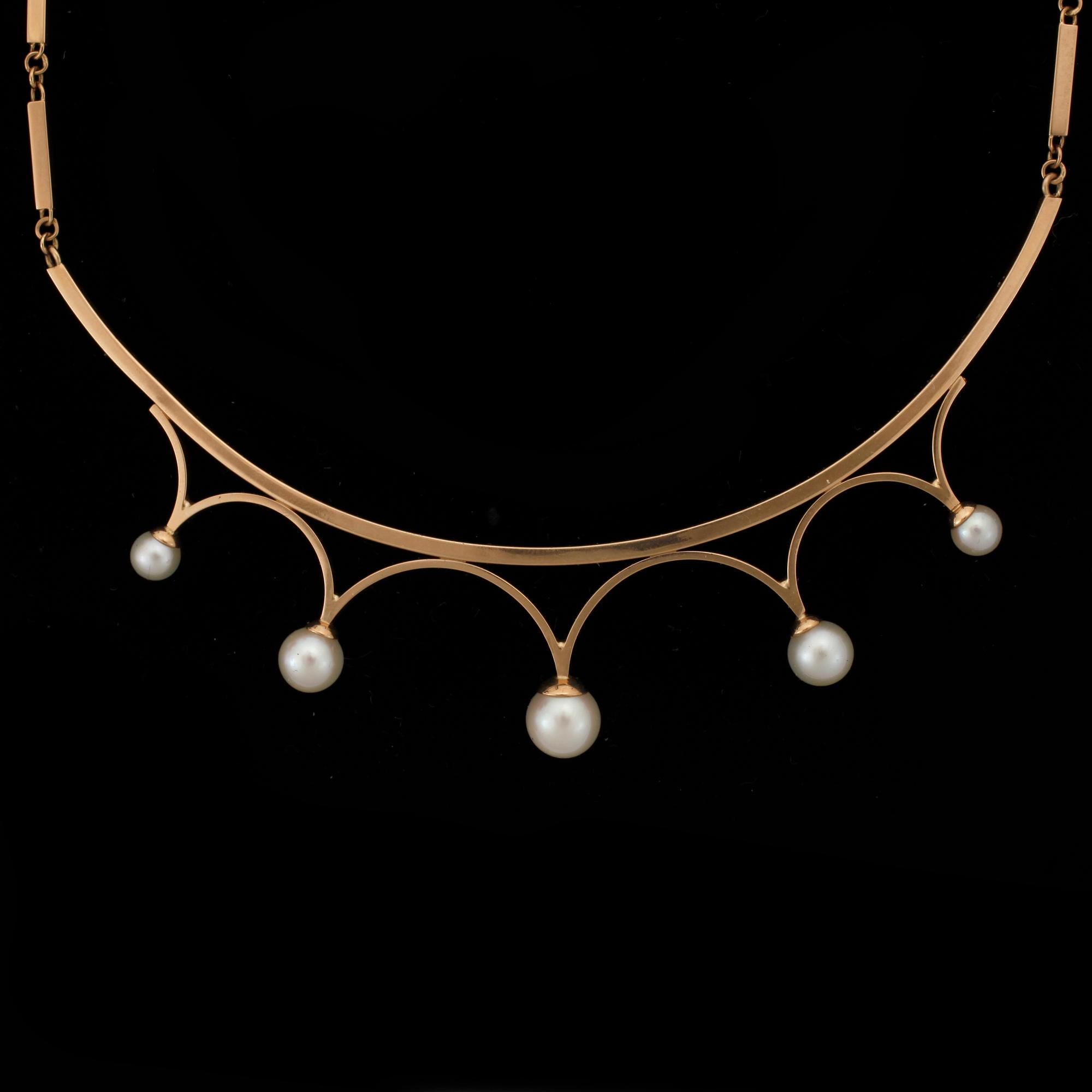COLLIER, 18k guld med odlade saltvattenspärlor. Sverige, 1900-talets andra hälft. Vikt 11,8g.