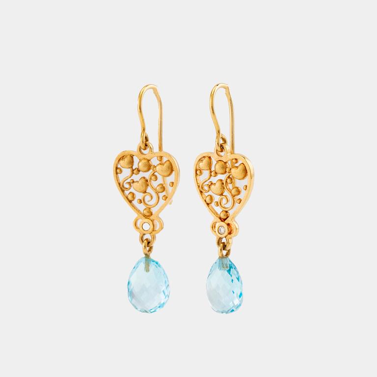 Ole Lynggaard, Earrings 18K gold with briolette-cut blue topazes and round brilliant-cut diamonds.