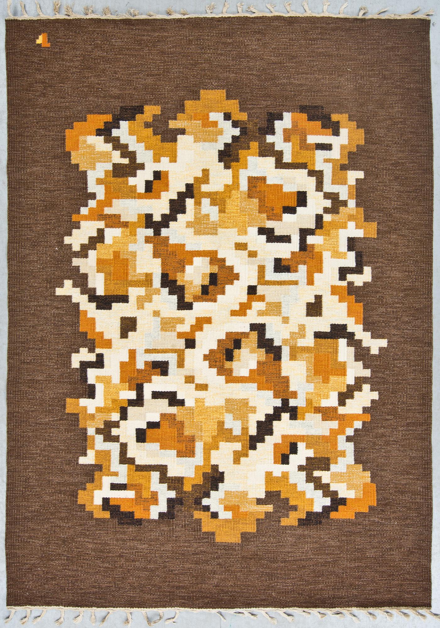 MATTA, rölakan, "Korall", Erik Lundberg, Vävaregården. 1900-talets andra hälft. Ca 244 X 175 cm.