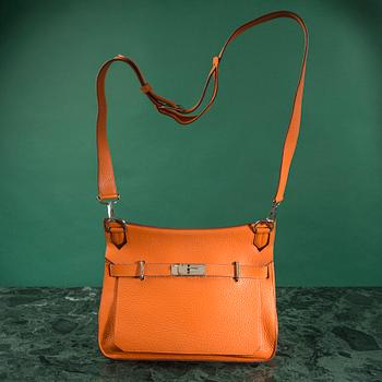 HERMÈS, an orange Clemence bullcalf "Jypsière" shoulder bag.