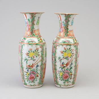 Two Chinese porcelin vases, circa 1900.