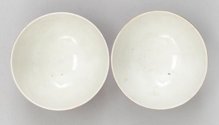 A pair of coral red ground enamelled bowls, Qing dynasty (1644-1912), with Daoguang´s seal mark.