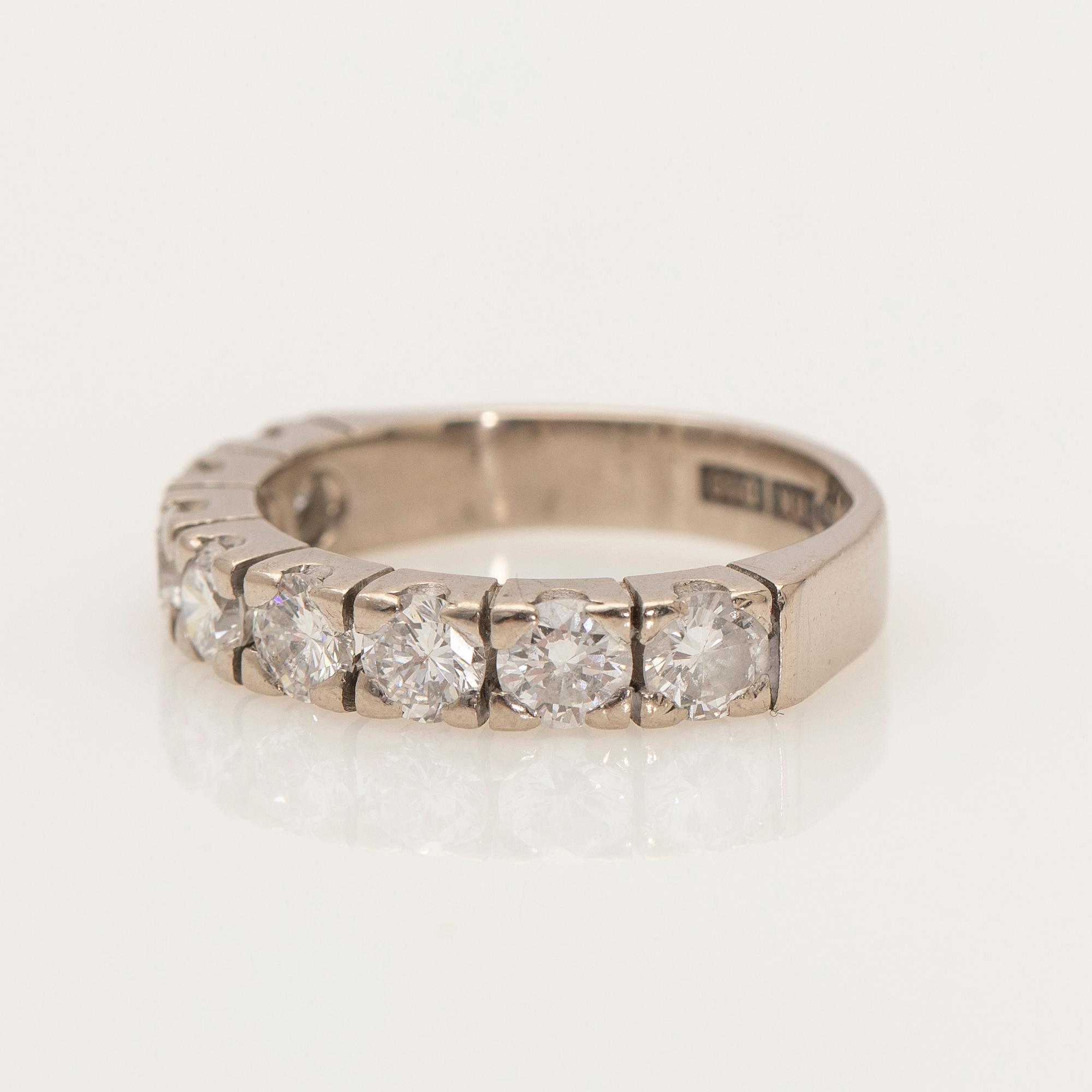 Alliance ring, 18K white gold with brilliant-cut diamonds.